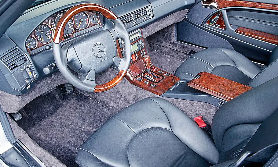 Das Cockpit des Mercedes SL 73 AMG.