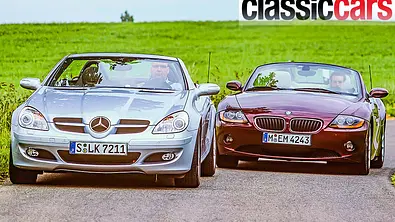 Der Mercedes SLK 200 Kompressor und der BMW Z4 2.2i fahrend von vorne fotografiert. - Foto: Frank Ratering