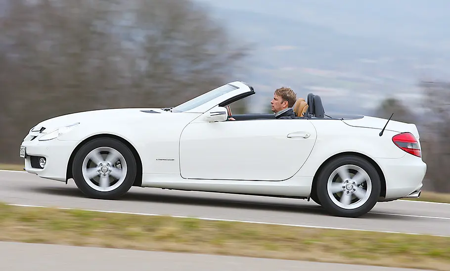 Mercedes SLK 200 Kompressor Der Mercedes SLK 200 Kompressor fahrend von der Seite fotografiert.