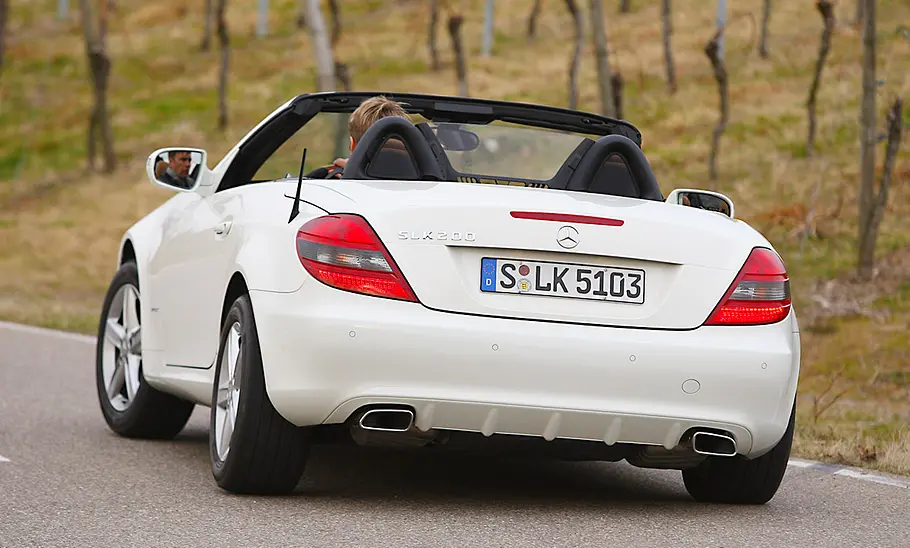 Mercedes SLK 200 Kompressor Der Mercedes SLK 200 Kompressor fahrend von schräg hinten fotografiert.