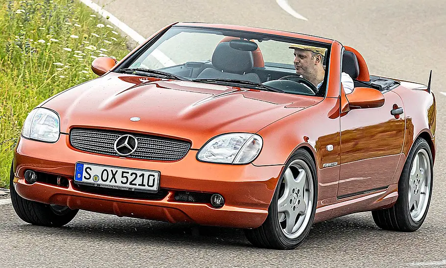 Mercedes SLK 230 Kompressor fahrend von schräg vorne fotografiert.