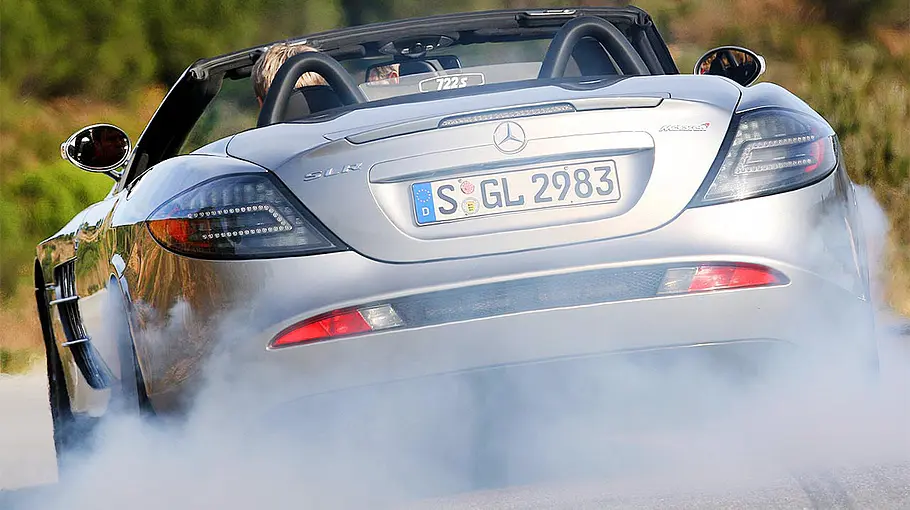 Der Mercedes SLR McLaren Roadster 722 S fahrend von hinten.