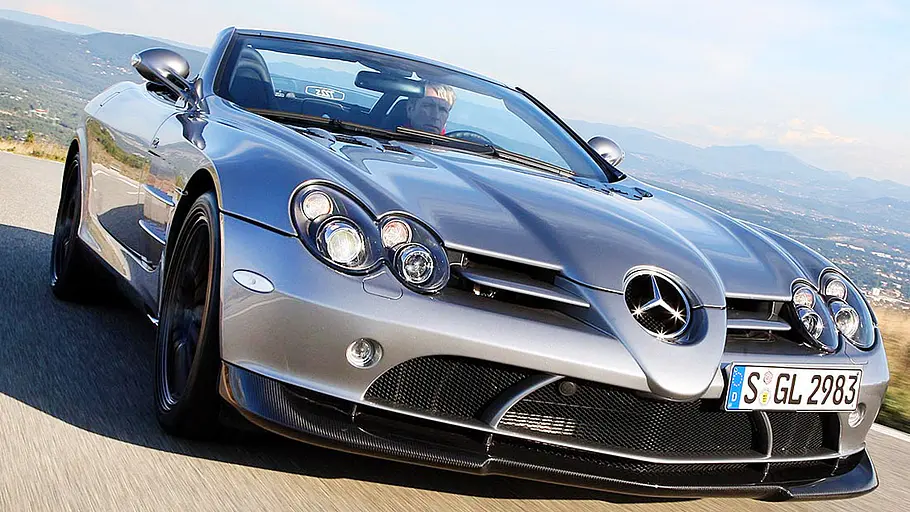 Der Mercedes SLR McLaren Roadster 722 S fahrend von schräg vorne.