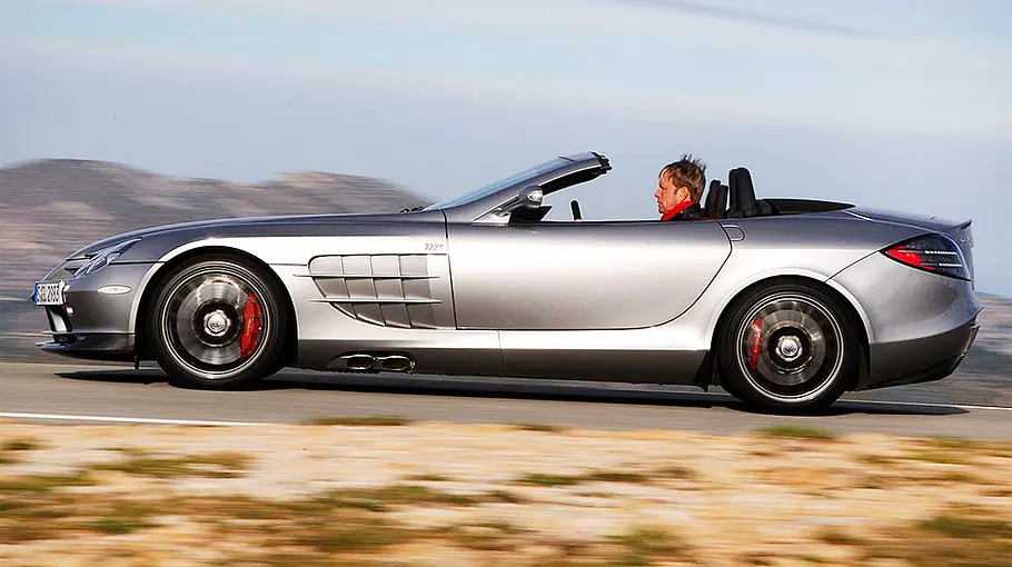 Der Mercedes SLR McLaren Roadster 722 S fahrend seitlich.