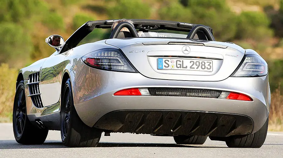 Der Mercedes SLR McLaren Roadster 722 S fahrend von schräg hinten.