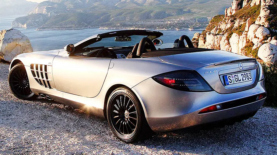 Der Mercedes SLR McLaren Roadster 722 S stehend von schräg hinten.