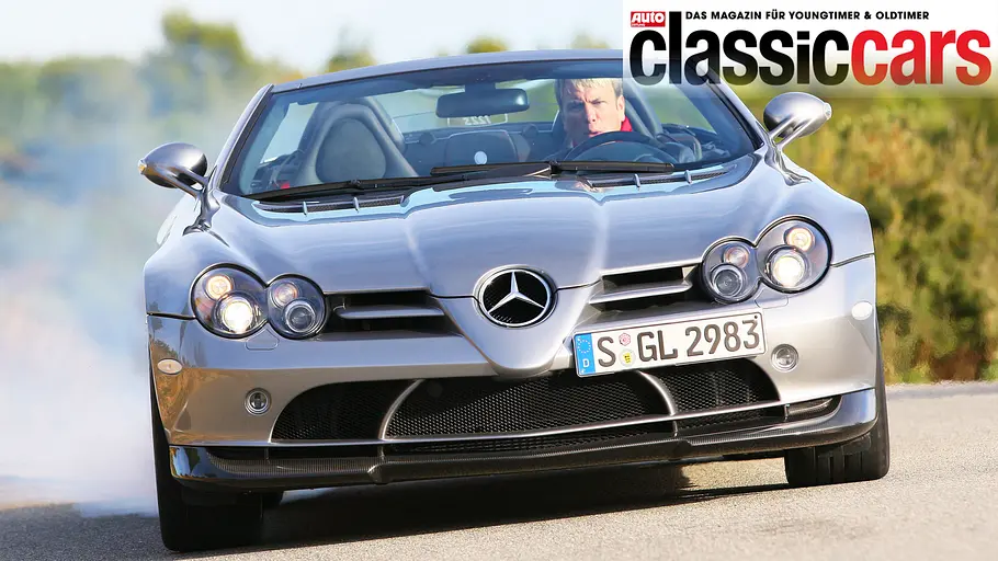 Der Mercedes SLR McLaren Roadster 722 S fahrend von vorne.