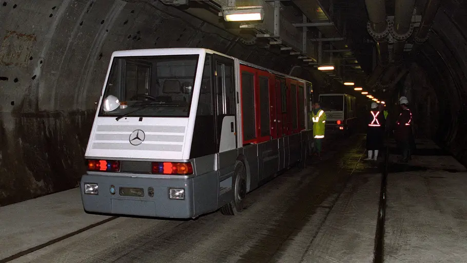 Der Mercedes STTS stehend im Eurotunnel
