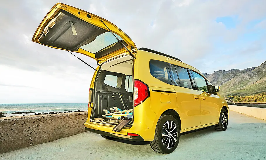 Mercedes T-Klasse (2022); stehend, schräg hinten mit geöffneter Heckklappe