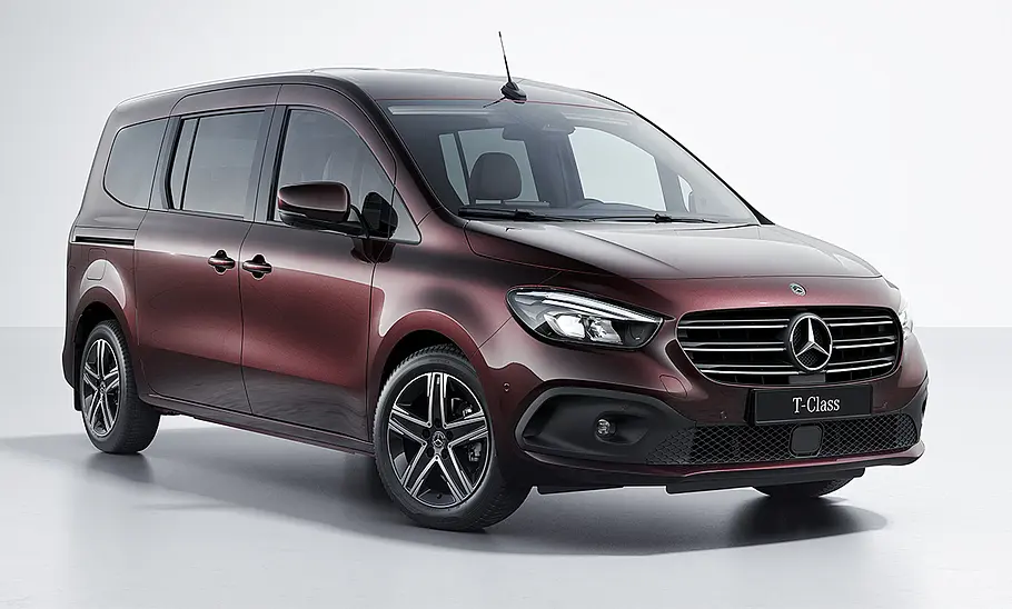 Mercedes T-Klasse Lang steht vor einem weißen Hintergrund im Studio, Ansicht von vorne rechts.