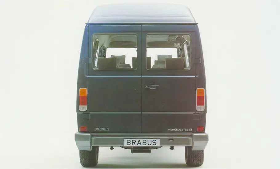 Der Mercedes T 1 Brabus statisch von hinten fotografiert.