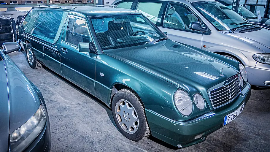 Mercedes T124 Leichenwagen statisch von schräg vorne fotografiert. 