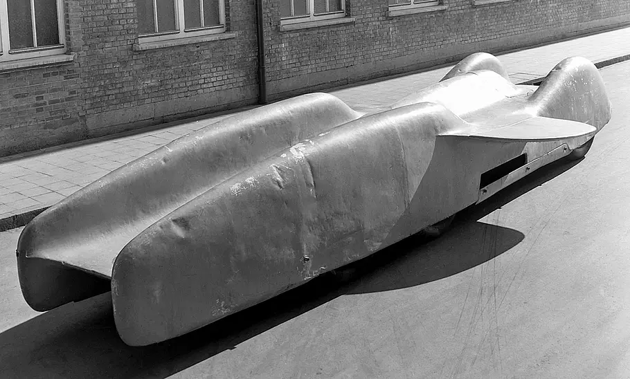 Mercedes-Benz T 80 Der Mercedes-Benz T 80 vor einem Haus stehend.