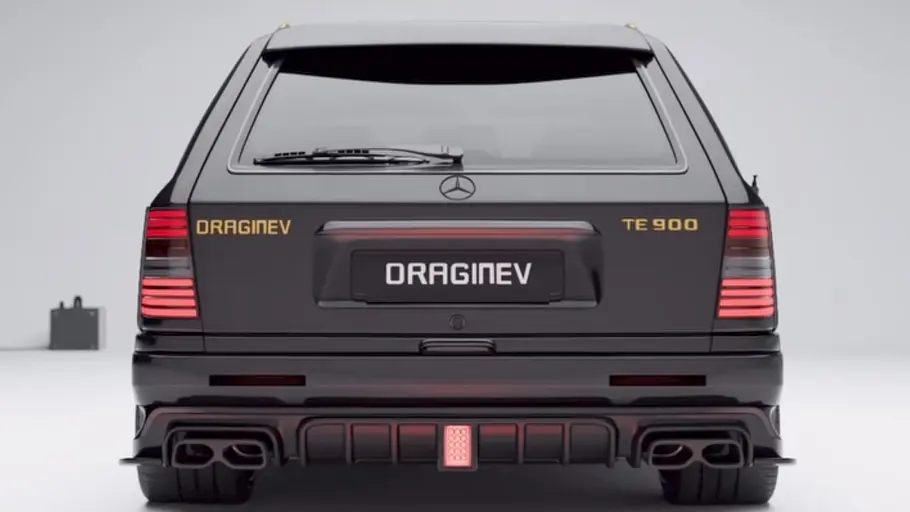 Der Mercedes TE900 Wagon Rocket stehend von hinten.