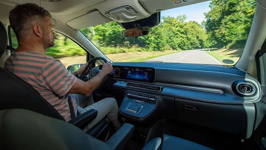 Die Mercedes V-Klasse Marco Polo fährt auf einer Straße, das Armaturenbrett wurde fotografiert.