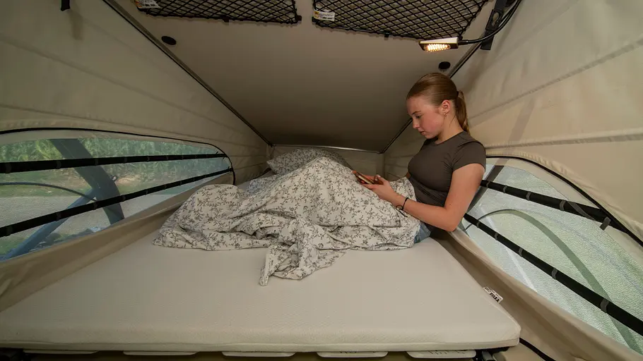 Das Klappbett im Aufstelldach der Mercedes V-Klasse Marco Polo.