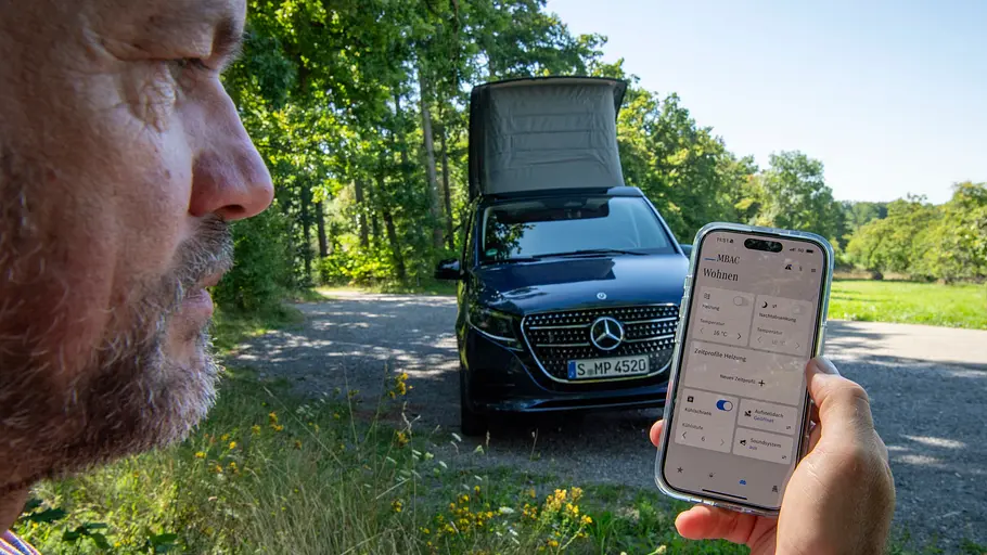 Die App-Steuerung der Mercedes V-Klasse Marco Polo ist zu sehen.