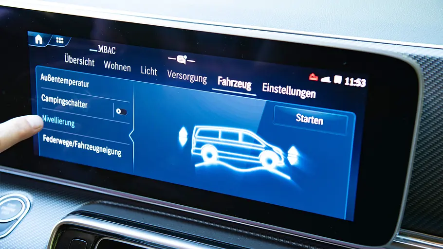 Der zentrale Bildschirm der Mercedes V-Klasse Marco Polo ist zu sehen.