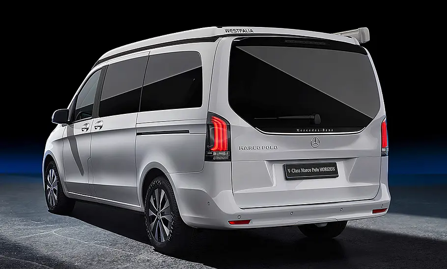 Das Bild zeigt den Mercedes Marco Polo Horizon stehend von schräg hinten.