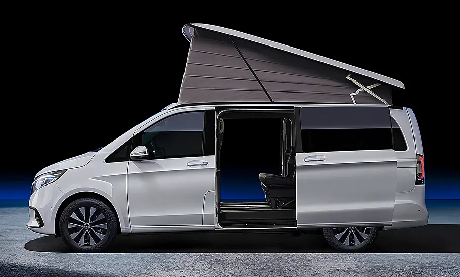 Das Bild zeigt den Mercedes Marco Polo Horizon stehend von der Seite mit geöffnetem Aufstelldach.