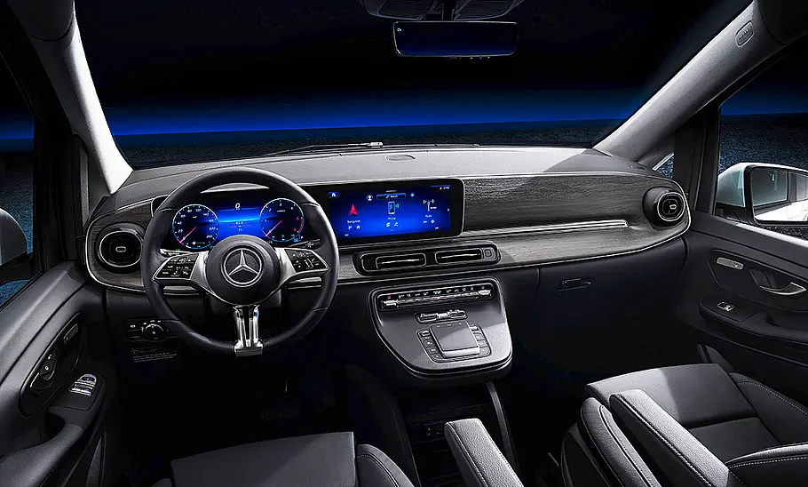 Das Bild zeigt das Cockpit des stehenden Mercedes Marco Polo Horizon.