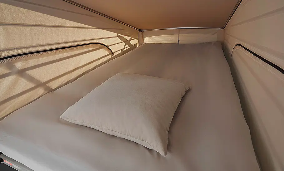 Das Bild zeigt das Innere des geöffneten Aufstelldachs des Mercedes Marco Polo Horizon mit Doppelbett.
