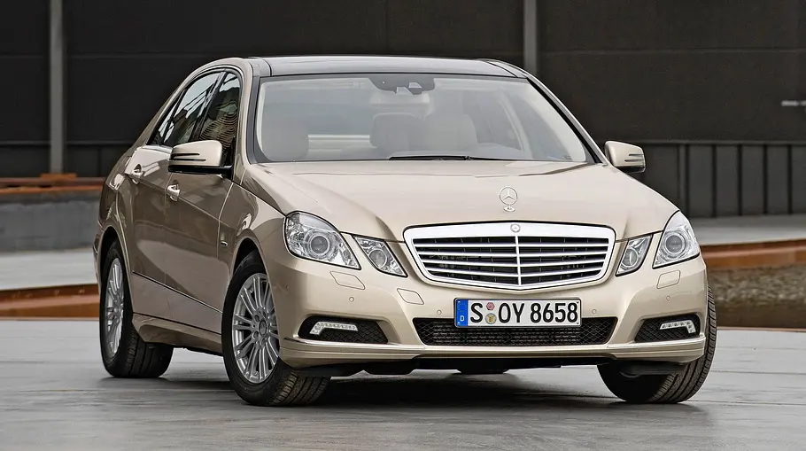Der Mercedes E-Klasse W210 stehend von vorne.
