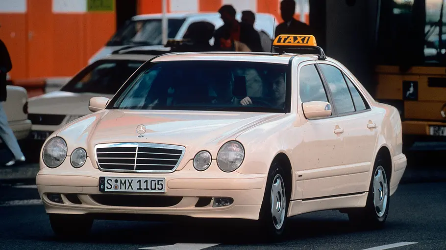 Mercedes E-Klasse W210 Taxi statisch von schräg vorne fotografiert. 