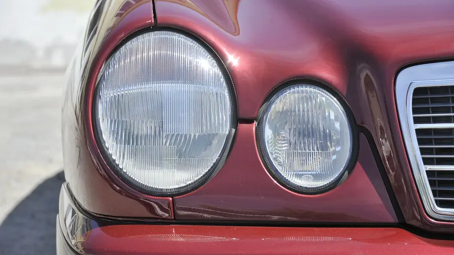 Eine Detailaufnahme des Mercedes E-Klasse W210.