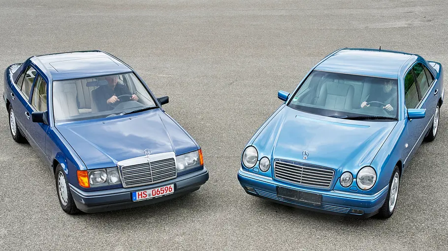 Mercedes E-Klasse W210 und W124 statisch von schräg oben fotografiert. 