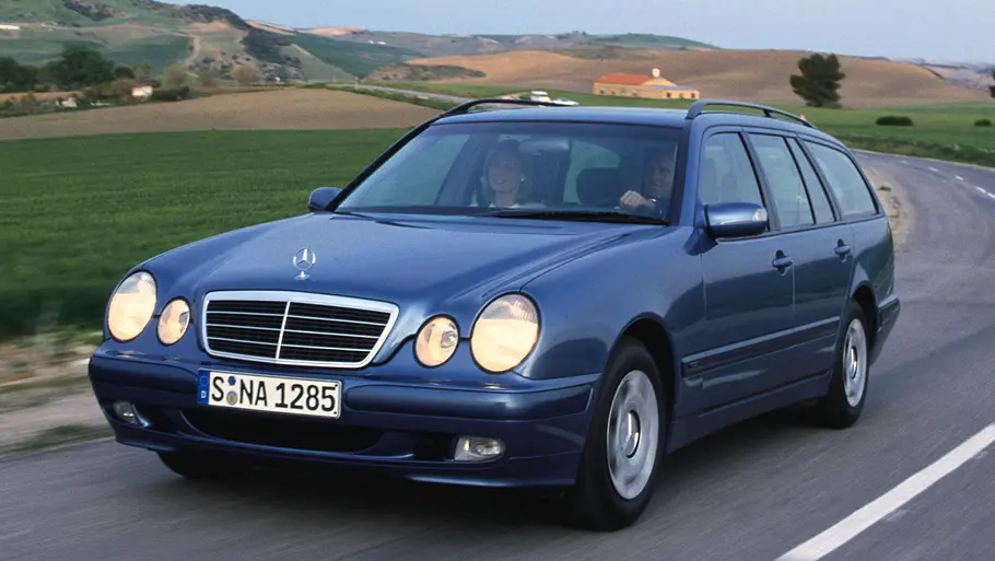 Mercedes E-Klasse W210 T-Modell fahrend von schräg vorne fotografiert. 