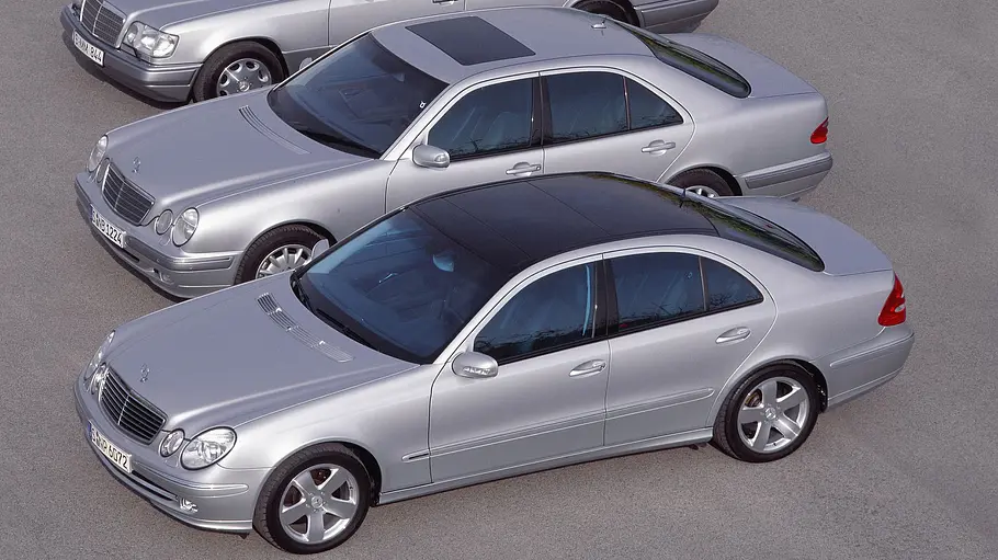 Mercedes E-Klasse W124, W210, W211 von schräg oben fotografiert. 