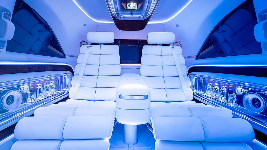 Die beiden Rücksitze des Mercedes Vision V (2025).