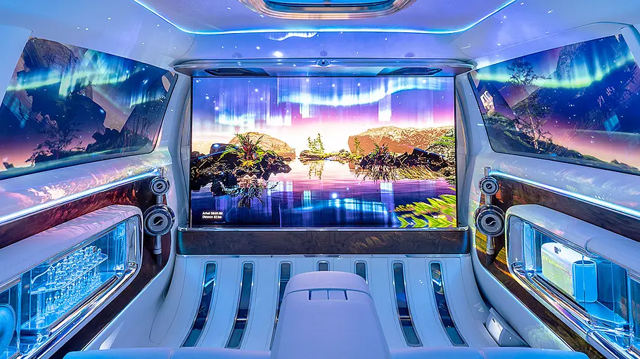 Der Fond des Mercedes Vision V (2025) mit einem gr0ßflächigen TV-Bildschirm.