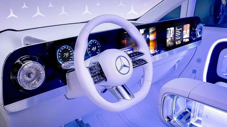 Das Armaturenbrett des Mercedes Vision V (2025).