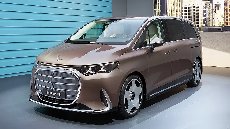 Mercedes VLE (2026) Blick von schräg vorne auf den Mercedes VLE (2026).
