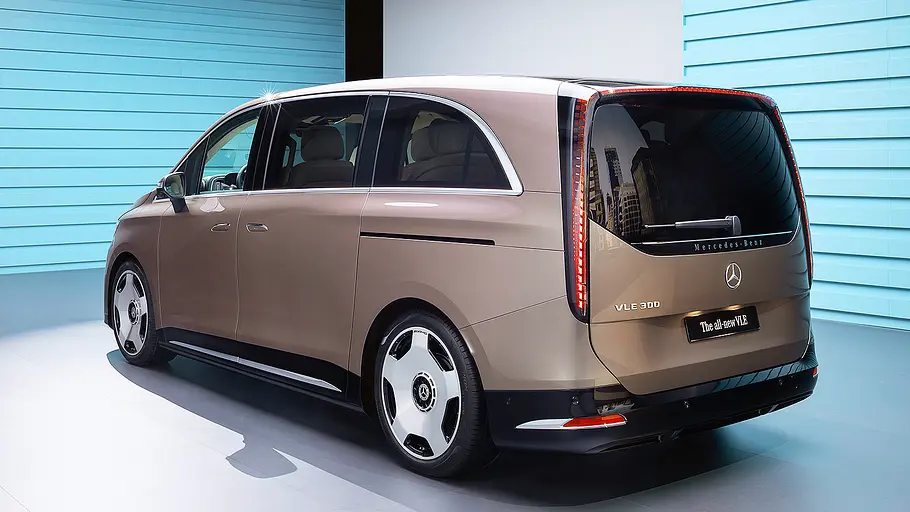 Mercedes VLE (2026) Blick von schräg hinten auf den Mercedes VLE (2026).
