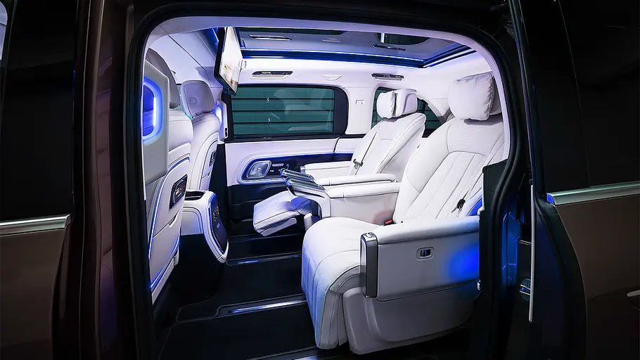 Mercedes VLE (2026) Blick durch die geöffnete Seitentür in den Fondbereich im Innenraum des Mercedes VLE (2026).