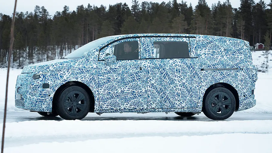 Der Mercedes VLE (2026) fährt als Erlkönig durch eine verschneite Landschaft, von links fotografiert.