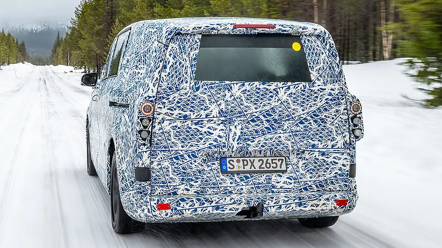Der Mercedes VLE (2026) fährt als Erlkönig durch eine verschneite Landschaft, von hinten fotografiert.