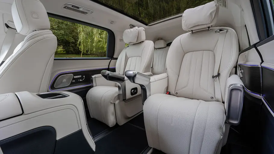 Mercedes VLE 300 im Fahrbericht Mittlere Sitze im Mercedes VLE, fotografiert von schräg vorne.