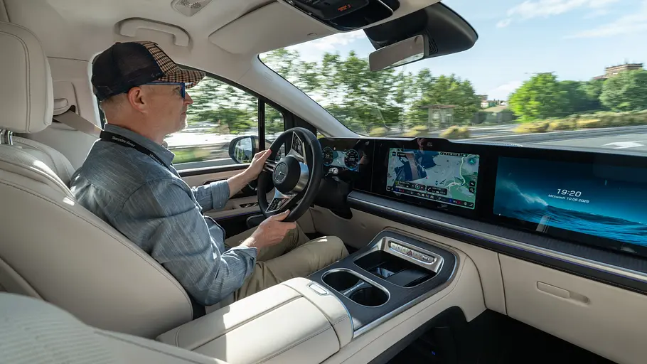 Mercedes VLE 300 im Fahrbericht Fahrer am Steuer des Mercedes VLE, fotografiert von der Seite.