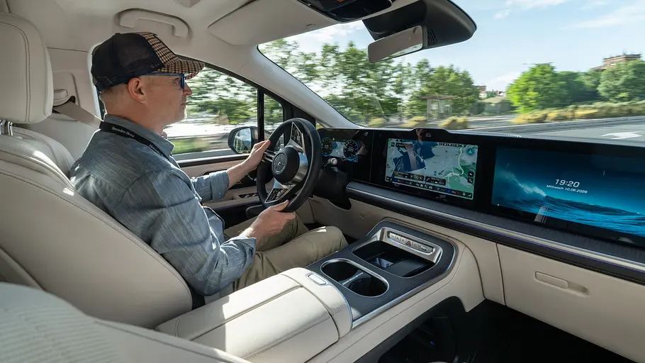 Mercedes VLE 300 im Fahrbericht Testredakteur am Steuer eines Mercedes VLE 300, fahrend fotografiert von rechts.