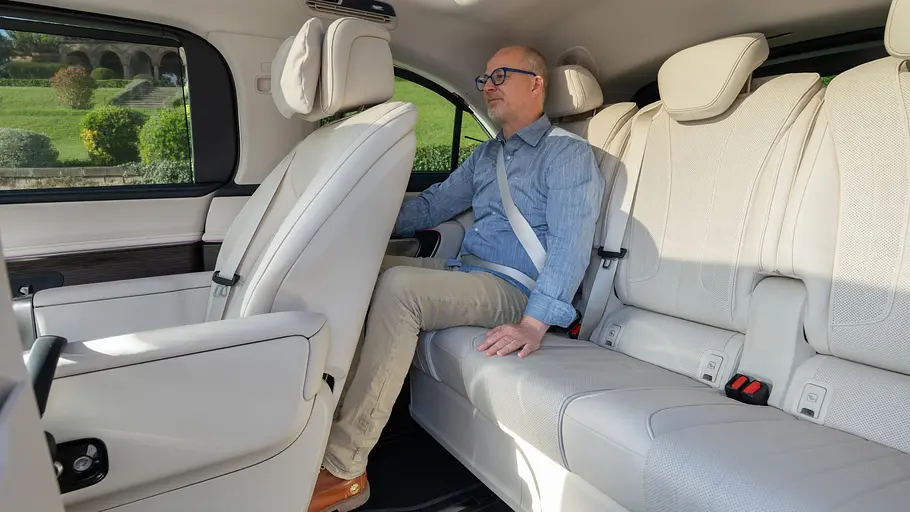 Mercedes VLE 300 im Fahrbericht Fahrer in hinterer Sitzreihe des Mercedes VLE, fotografiert von der Seite.