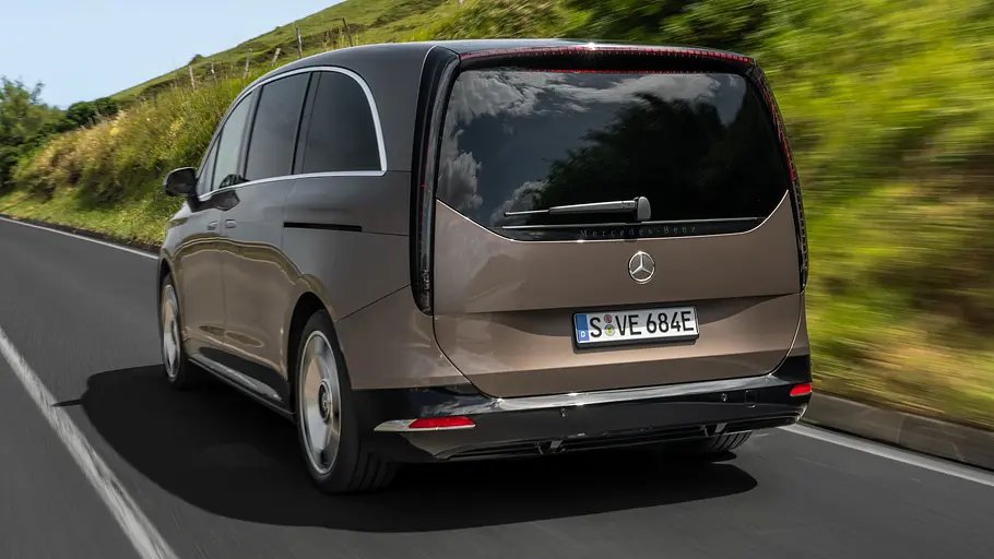 Mercedes VLE 300 im Fahrbericht Mercedes VLE, fahrend fotografiert von schräg hinten.