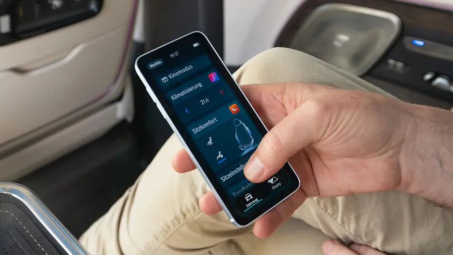 Mercedes VLE 300 im Fahrbericht Tester beim Bedienen der Sitz- und Multimediaeinstellungen im Mercedes VLE, fotografiert von der Seite.