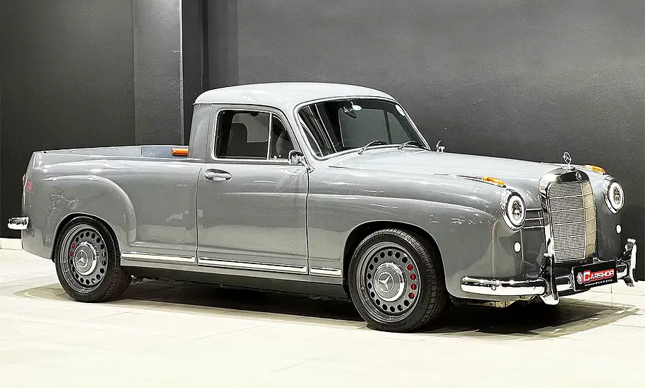 Blick von schräg vorne auf den Mercedes 180D (W120) Pick-up Restomod.