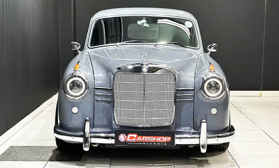 Blick von vorne auf den Mercedes 180D (W120) Pick-up Restomod.
