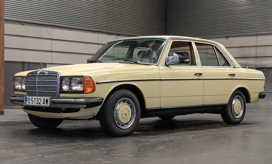 Ein Mercedes W123 stehend in einer Halle.