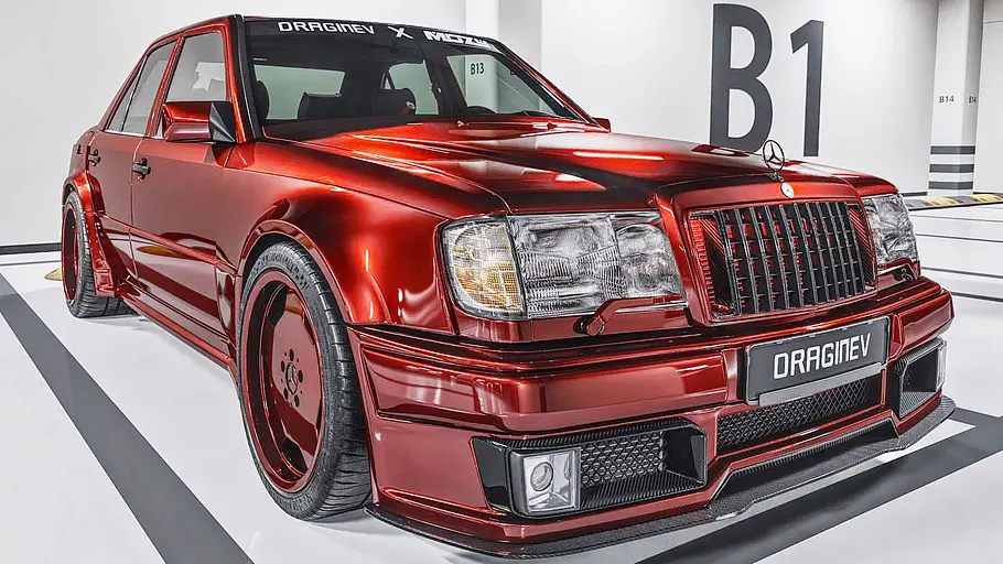 Der Mercedes W124 von Mozy stehend von schräg vorne